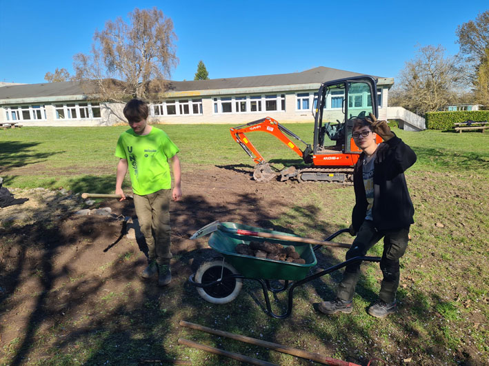 travaux paysagers avec la classe de 4e et 3e